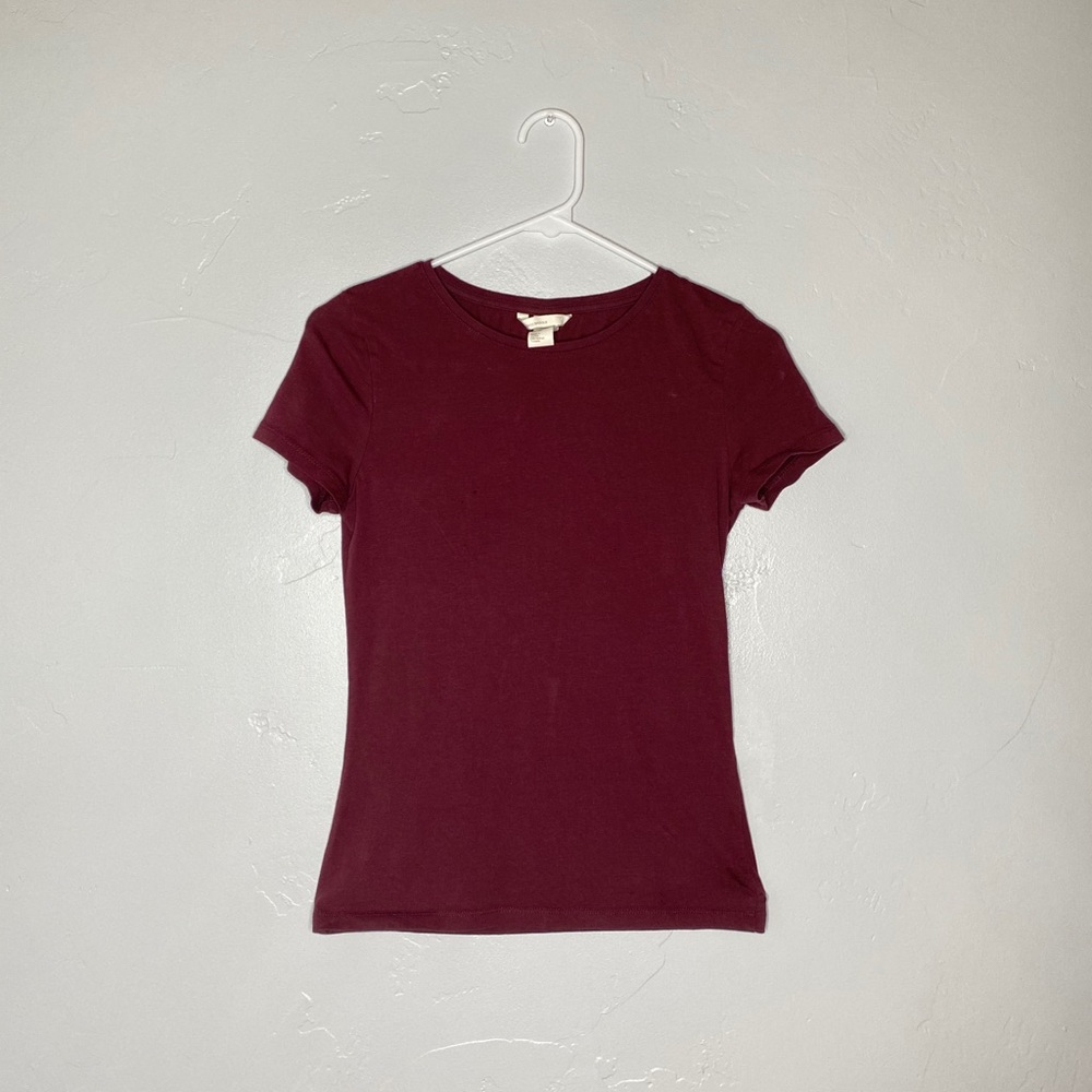 maroon short sleeve t-shirt